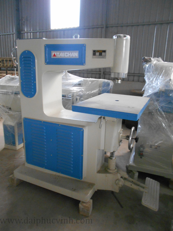 M&aacute;y phay trục đứng TR 650